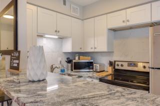 Cozy 12th-Floor Studio with Lake Erie Views! - 8