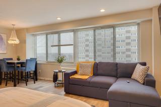 Cozy 12th-Floor Studio with Lake Erie Views! - 4