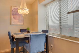 Cozy 12th-Floor Studio with Lake Erie Views! - 2