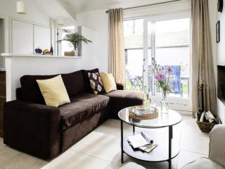 Relaxing Waterfront Bungalow - 0