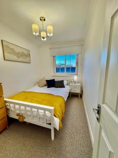 Spacious 5-Bed House in Chigwell - Grange Hill - 8