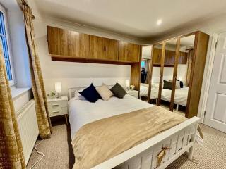 Spacious 5-Bed House in Chigwell - Grange Hill - 4