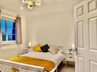 Spacious 5-Bed House in Chigwell - Grange Hill - 2