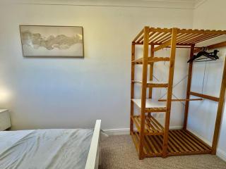 Spacious 5-Bed House in Chigwell - Grange Hill - 1