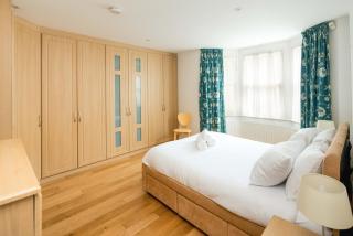 Elegant 4-Bed Islington Home with Garden - 8