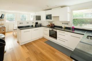 Elegant 4-Bed Islington Home with Garden - 7