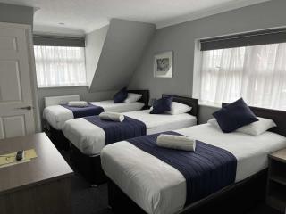 Corner House Hotel Gatwick with bookable Holiday parking - 9