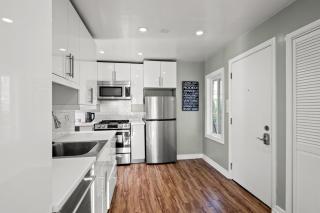 Modern 1BR • Stylish Stay Near Venice Beach - 3