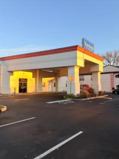 Travelodge by Wyndham Bellmawr - 2