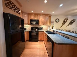Ski In Out Snowflower 2BD Amazing Amenities - 4
