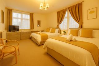 Contractor Stay above bar and restaurant - 4