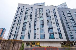 Stylish 1BR Apt near City Centre, Salford - 3