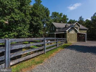 Charming 4 bedroom House - 6