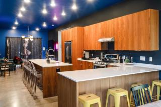 Austin Icon Group Mansion - 6min to Rainey Street - 9