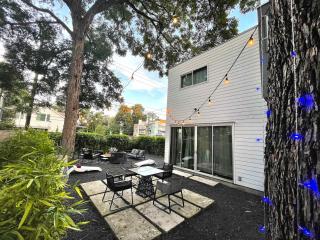 Austin Icon Group Mansion - 6min to Rainey Street - 6