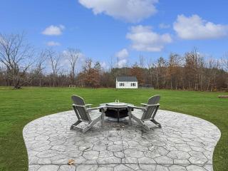 Modern Retreat - Sleeps 8 - Hot Tub & Firepit - 0