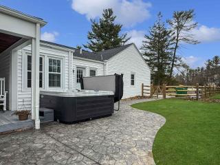 Modern Retreat - Sleeps 8 - Hot Tub & Firepit - 9