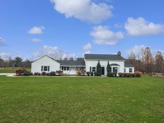 Modern Retreat - Sleeps 8 - Hot Tub & Firepit - 6