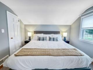 Modern Retreat - Sleeps 8 - Hot Tub & Firepit - 5