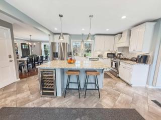 Modern Retreat - Sleeps 8 - Hot Tub & Firepit - 7