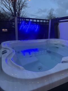 Pauls Place - Festive Cottage with Hot Tub - 1