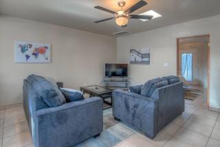 Appealing Quiet and Private Modern 2 Bedroom - 0