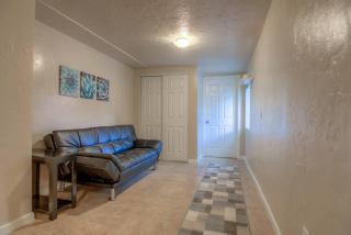 Modern and Quiet Living Central - 5