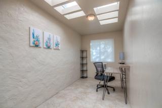 Modern and Quiet Living Central - 4