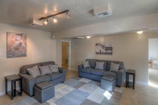 Modern and Quiet Living Central - 2