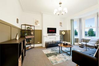 Very Spacious 3br House With Parking near City Centre, Sleeps 8, by URBAN PINNACLE STAYS - 0