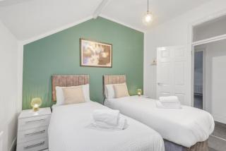 Very Spacious 3br House With Parking near City Centre, Sleeps 8, by URBAN PINNACLE STAYS - 3