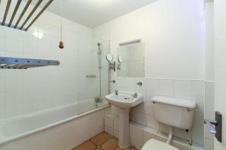Neat 2 bedroom ground floor flat - 3