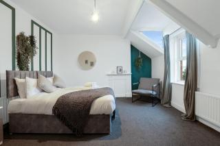 Very Spacious 3br House With Parking near City Centre, Sleeps 8, by URBAN PINNACLE STAYS - 9