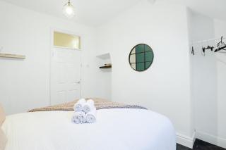 Very Spacious 3br House With Parking near City Centre, Sleeps 8, by URBAN PINNACLE STAYS - 4