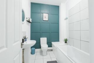 Very Spacious 3br House With Parking near City Centre, Sleeps 8, by URBAN PINNACLE STAYS - 6