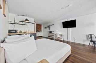 Oceanview King Studio, Smart TV , Full Coffee Bar - 7