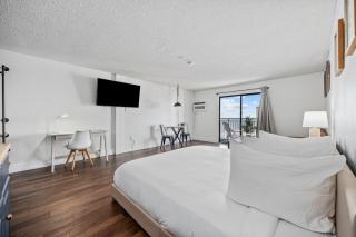 Oceanview King Studio, Smart TV , Full Coffee Bar - 3