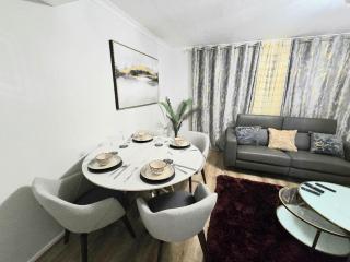 Hornchurch Cozy 2-Bed Flat with Street Parking - 0