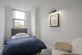 Luxurious 2 Bed Apartment with Free Parking, Sky Sports & Netflix, Chelmsford City - 7