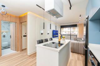 Blue Chic Luxury Studio with Pool and AC - 2