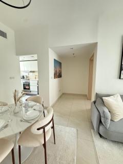 Premium 1BR, 2 Bath, Walk to Circle Mall, Pool & Gym - 8