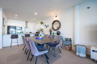 Premium Waterfront Apartment with Harbour Outlook - 4