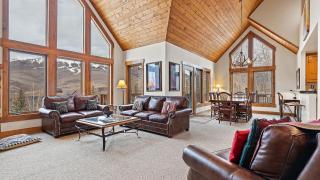 Russell Home by AvantStay Expansive Deck Stunning Views Hot Tub - 3