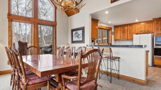 Russell Home by AvantStay Expansive Deck Stunning Views Hot Tub - 1