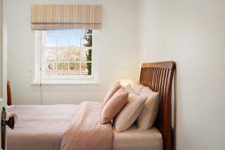 Charming Red Brick Estate in Kew 5BR & Playhouse - 6