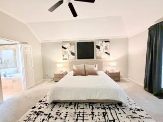 Spacious Centrally Located with Heated Pool - 9