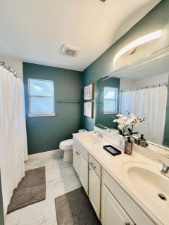 Spacious Centrally Located with Heated Pool - 8