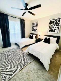 Spacious Centrally Located with Heated Pool - 7