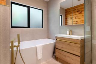 3KM To Downtown-Sunny Deck With Views-3BR - 6