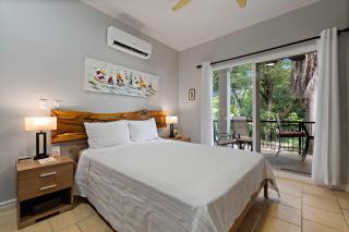 Tropical Balcony 10-minute walk to Adventures - 8